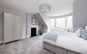 Dragon Suites - City Centre Castle View 1 Bed Apartment